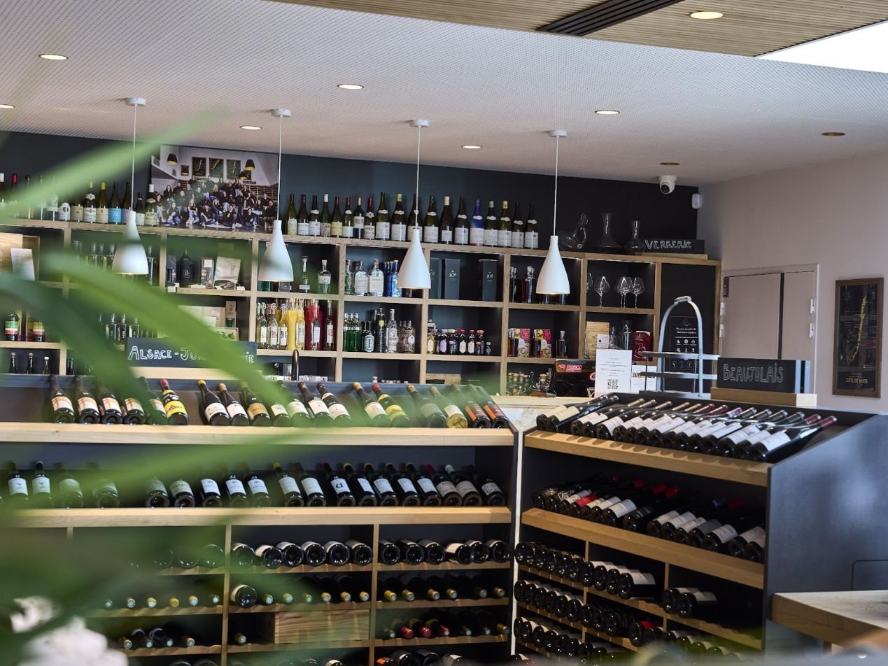 Les rayonnages de la boutique Caves Carrière