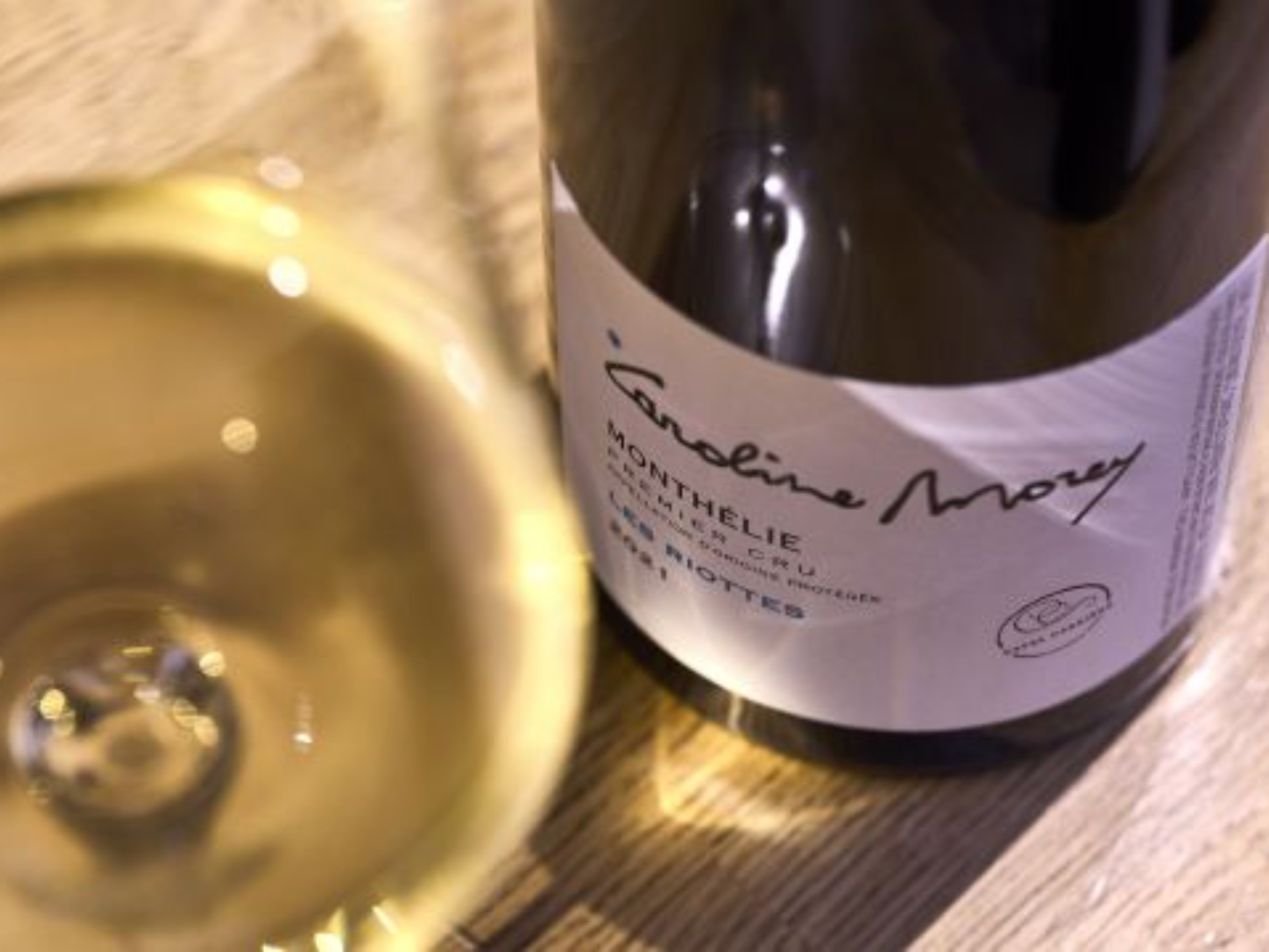Un Monthélie Premier Cru servi en dégustation